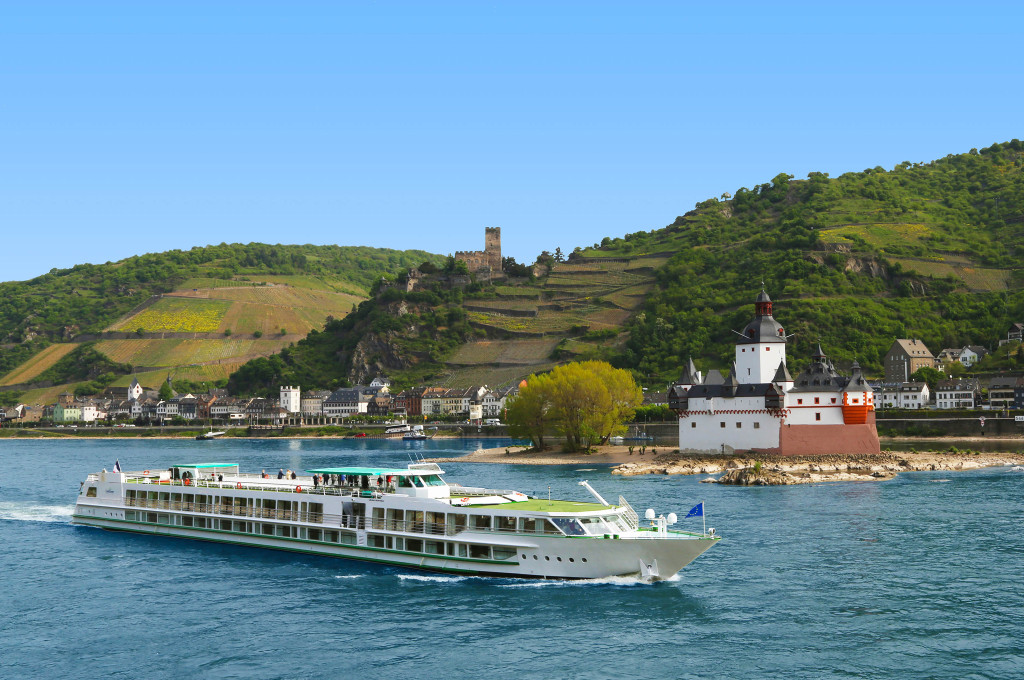 Bild des jeweiligen Schiffs auf dem Wasser
