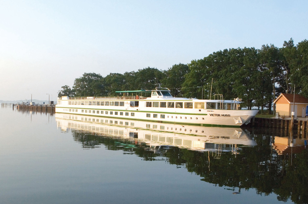 Bild des jeweiligen Schiffs auf dem Wasser