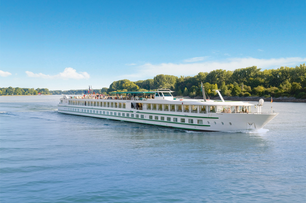 Bild des jeweiligen Schiffs auf dem Wasser