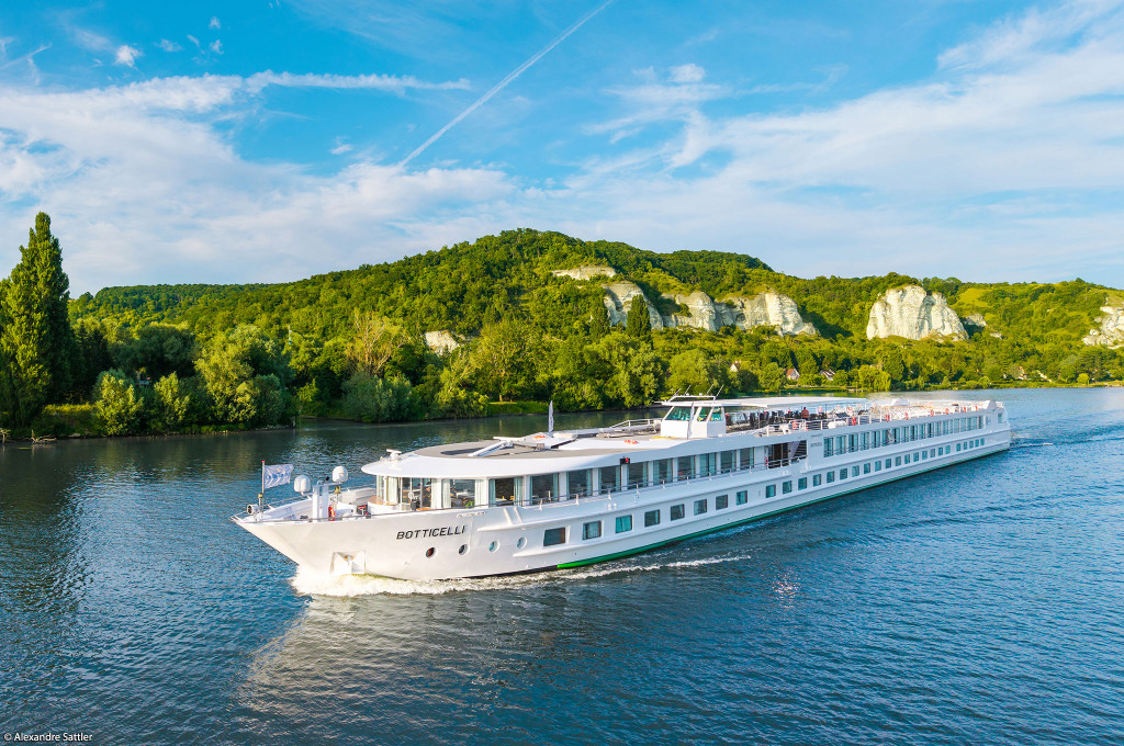 Bild des jeweiligen Schiffs auf dem Wasser