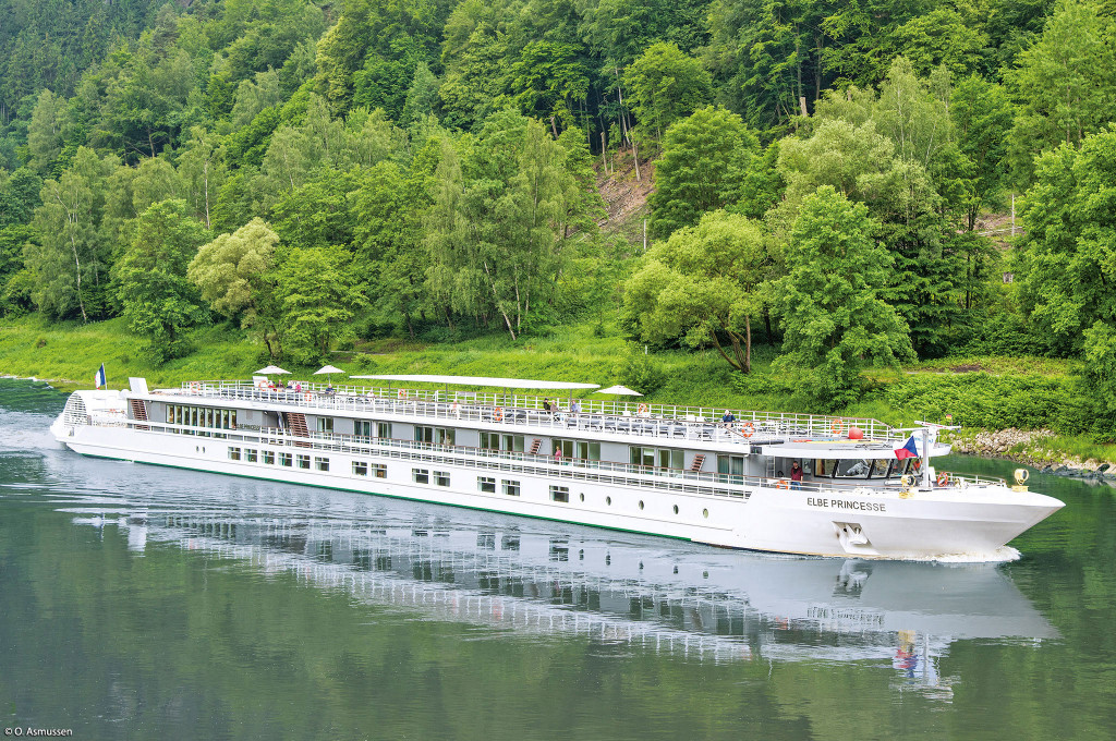 Bild des jeweiligen Schiffs auf dem Wasser