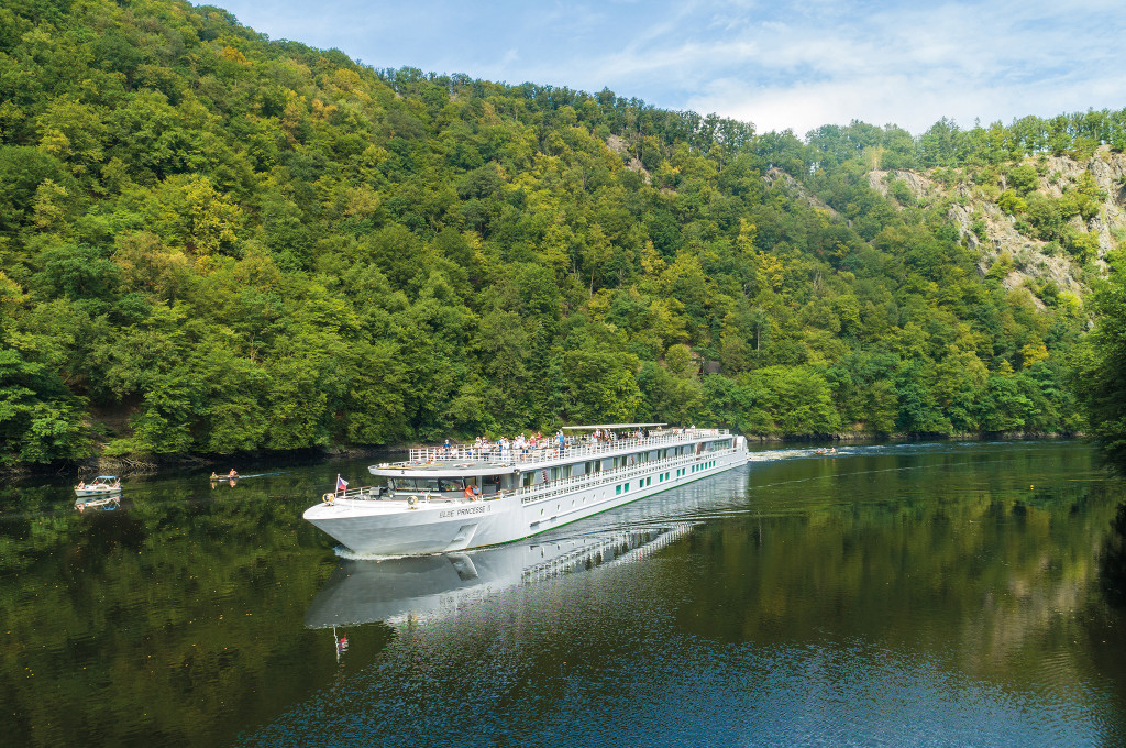 Bild des jeweiligen Schiffs auf dem Wasser