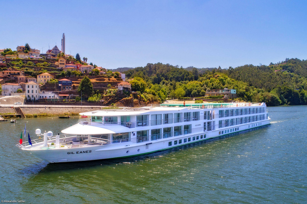 Bild des jeweiligen Schiffs auf dem Wasser