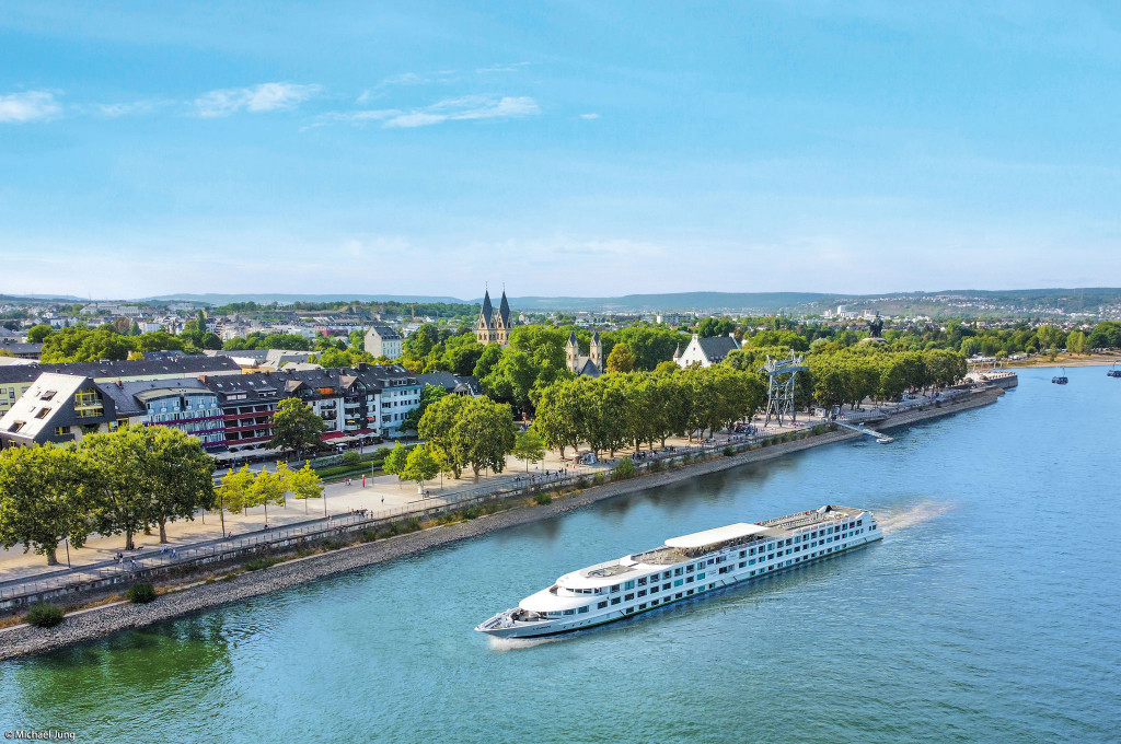 Bild des jeweiligen Schiffs auf dem Wasser