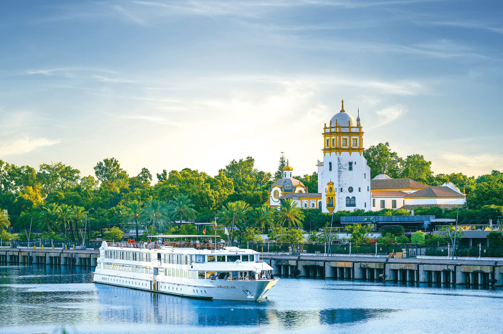 Bild des jeweiligen Schiffs auf dem Wasser