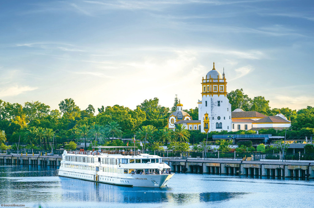 Bild des jeweiligen Schiffs auf dem Wasser