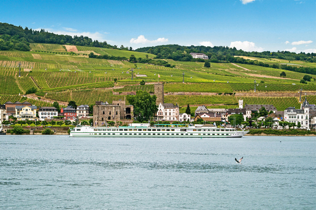 Bild des jeweiligen Schiffs auf dem Wasser