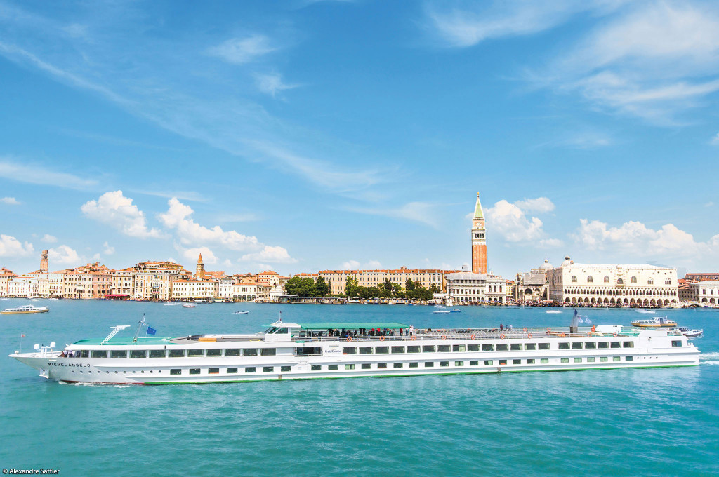Bild des jeweiligen Schiffs auf dem Wasser