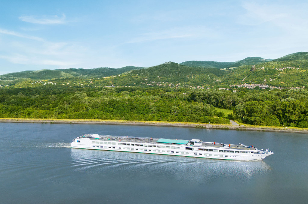 Bild des jeweiligen Schiffs auf dem Wasser