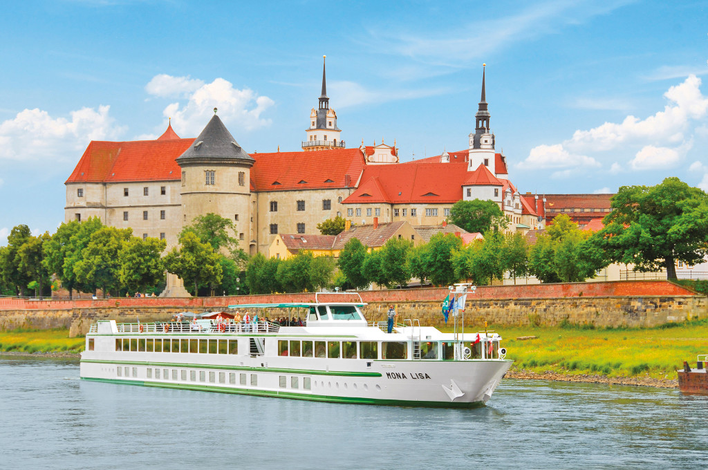 Bild des jeweiligen Schiffs auf dem Wasser