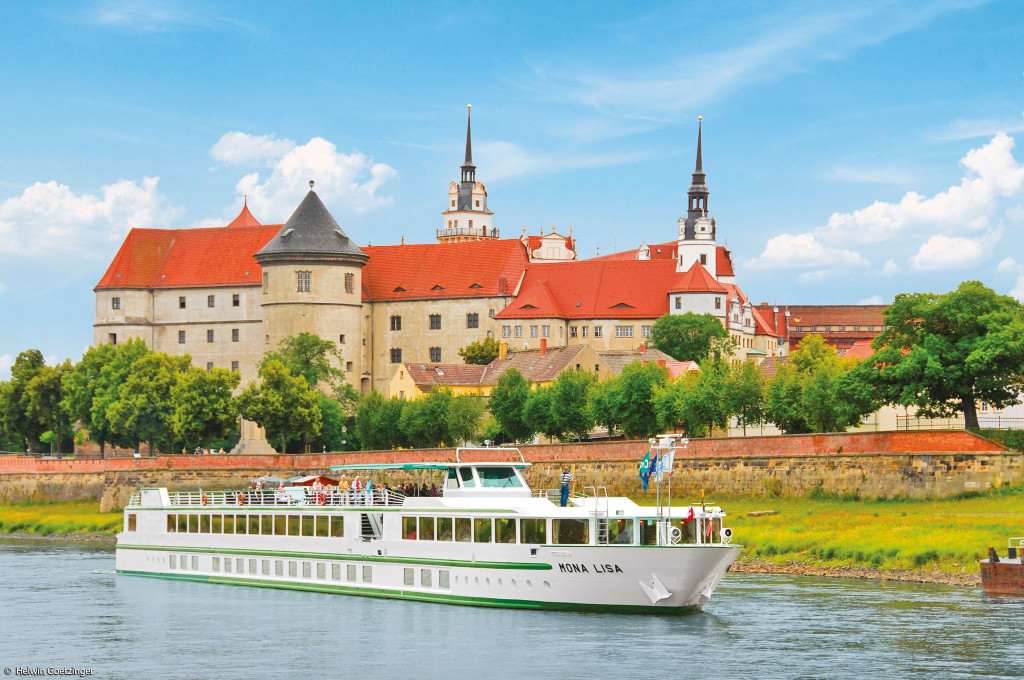 Bild des jeweiligen Schiffs auf dem Wasser