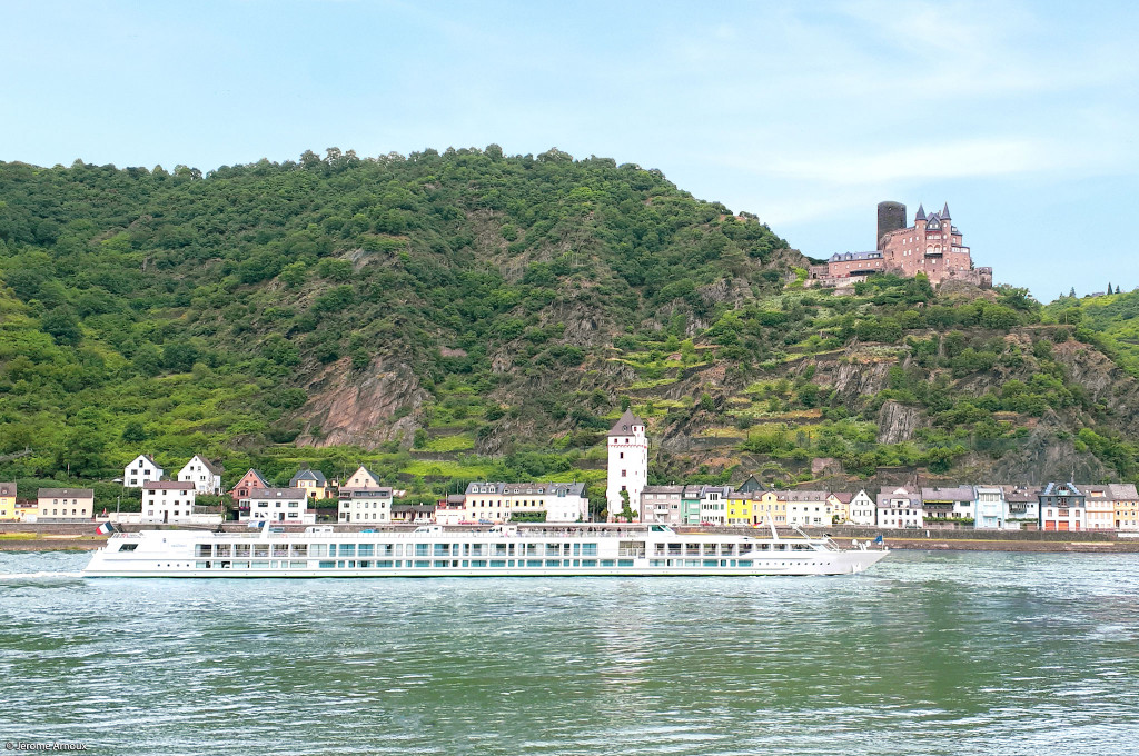 Bild des jeweiligen Schiffs auf dem Wasser
