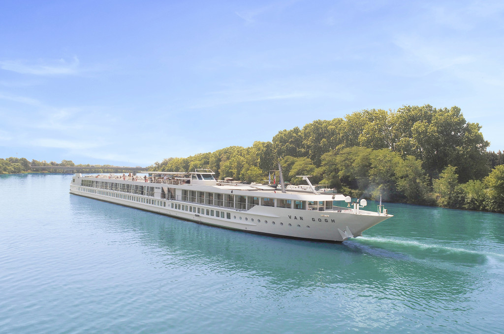 Bild des jeweiligen Schiffs auf dem Wasser