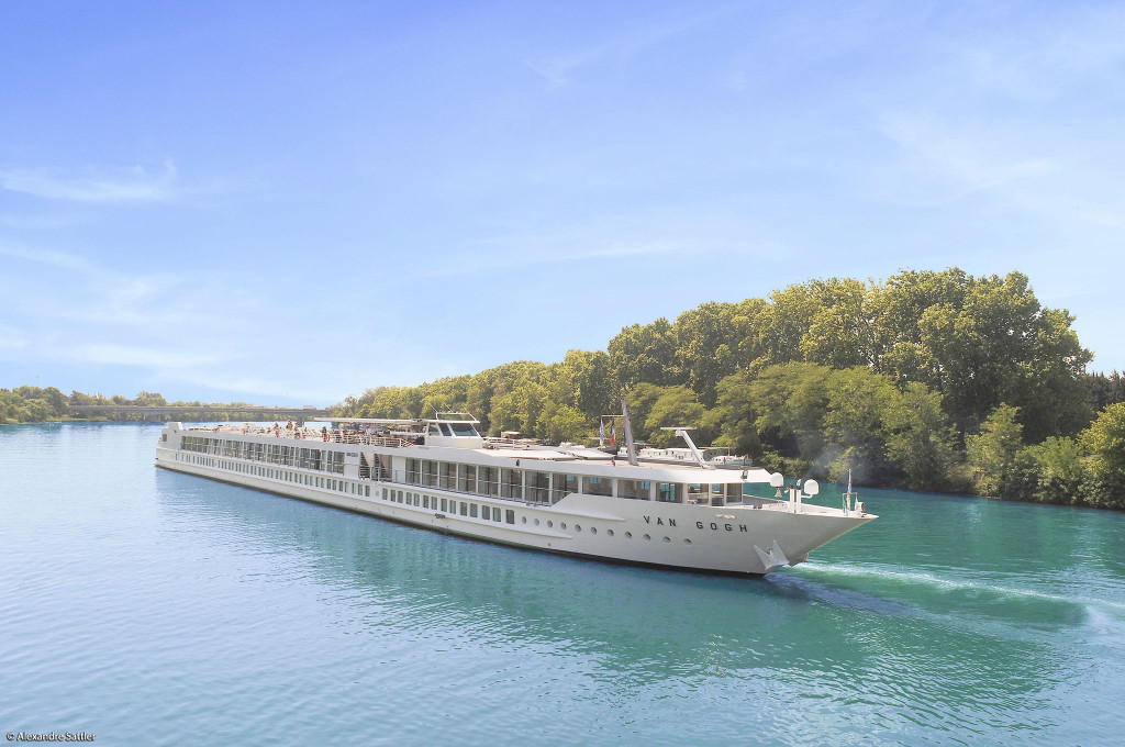 Bild des jeweiligen Schiffs auf dem Wasser