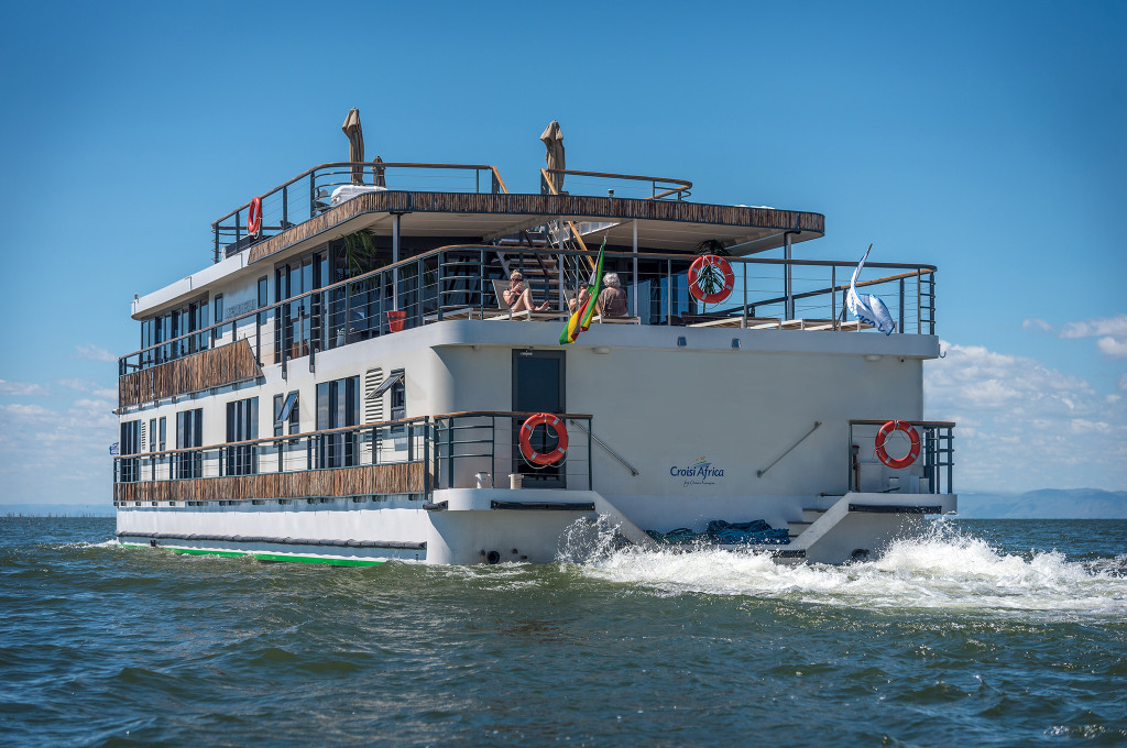 Bild des jeweiligen Schiffs auf dem Wasser