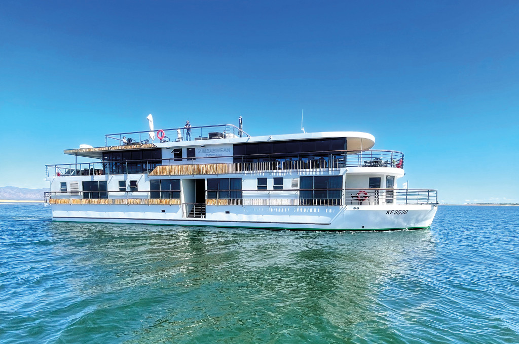 Bild des jeweiligen Schiffs auf dem Wasser