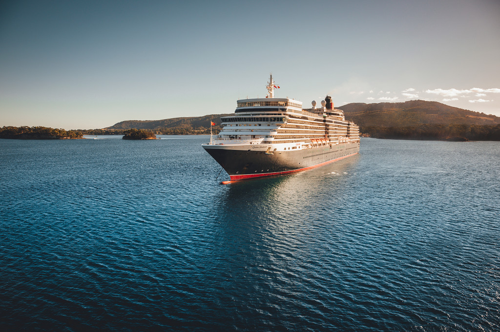 Bild des jeweiligen Schiffs auf dem Wasser