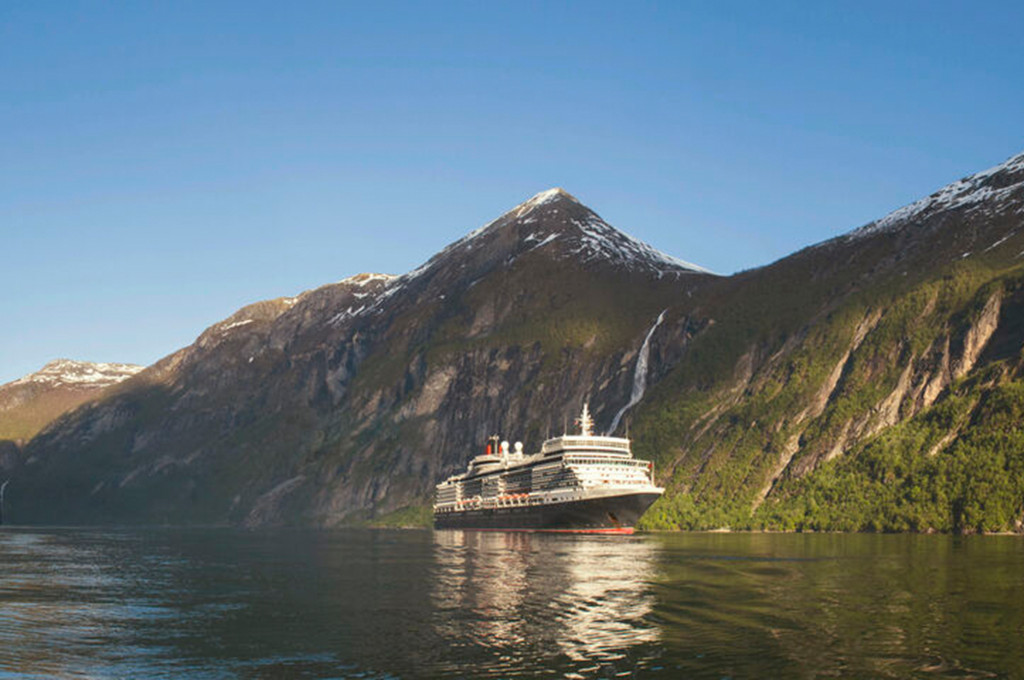 Bild des jeweiligen Schiffs auf dem Wasser