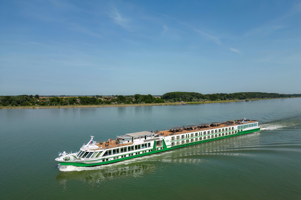 Bild des jeweiligen Schiffs auf dem Wasser