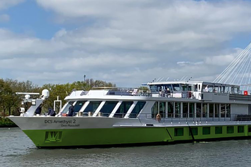 Bild des jeweiligen Schiffs auf dem Wasser