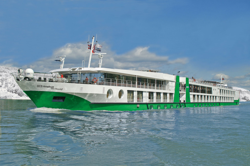 Bild des jeweiligen Schiffs auf dem Wasser