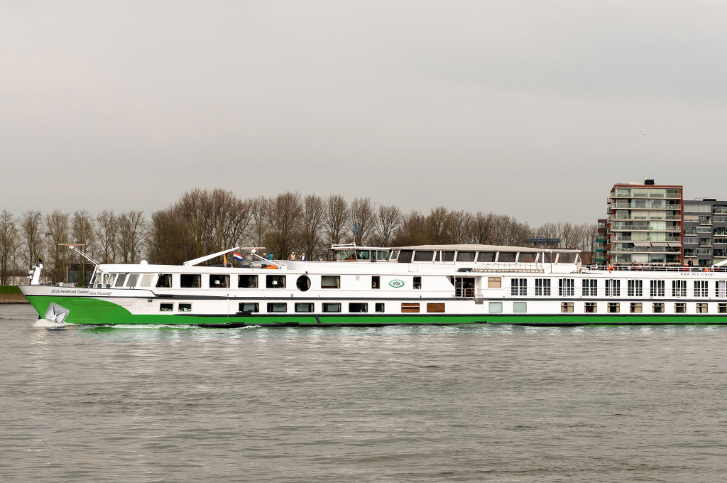 Bild des jeweiligen Schiffs auf dem Wasser