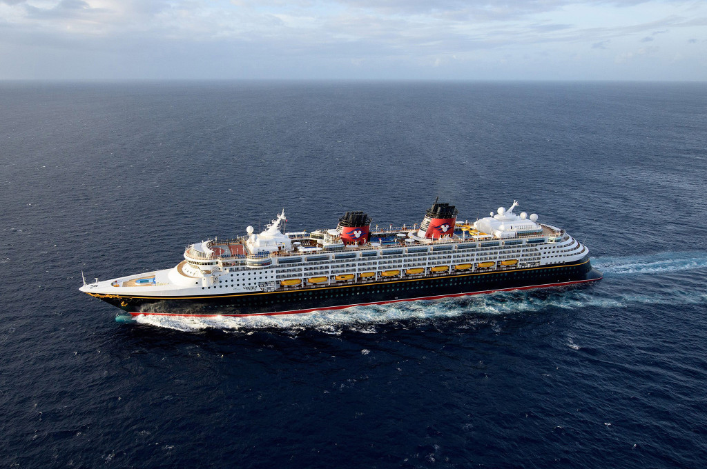 Bild des jeweiligen Schiffs auf dem Wasser
