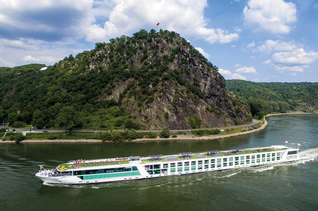 Bild des jeweiligen Schiffs auf dem Wasser