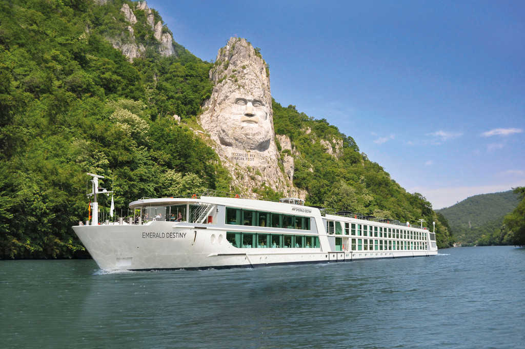 Bild des jeweiligen Schiffs auf dem Wasser