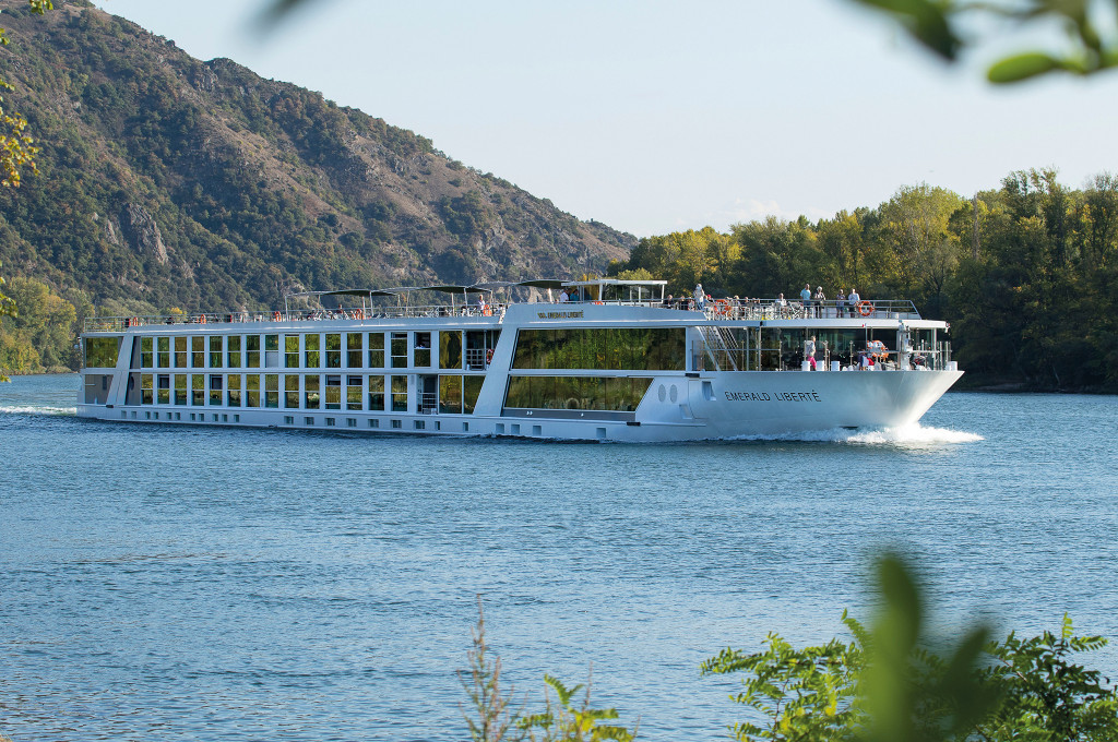 Bild des jeweiligen Schiffs auf dem Wasser