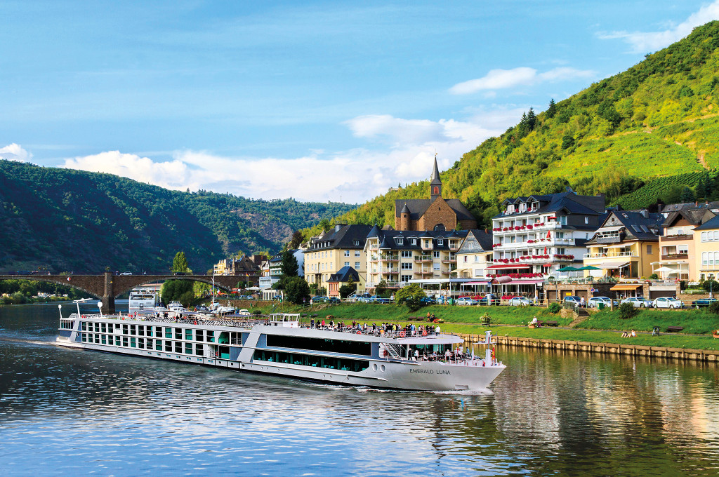 Bild des jeweiligen Schiffs auf dem Wasser