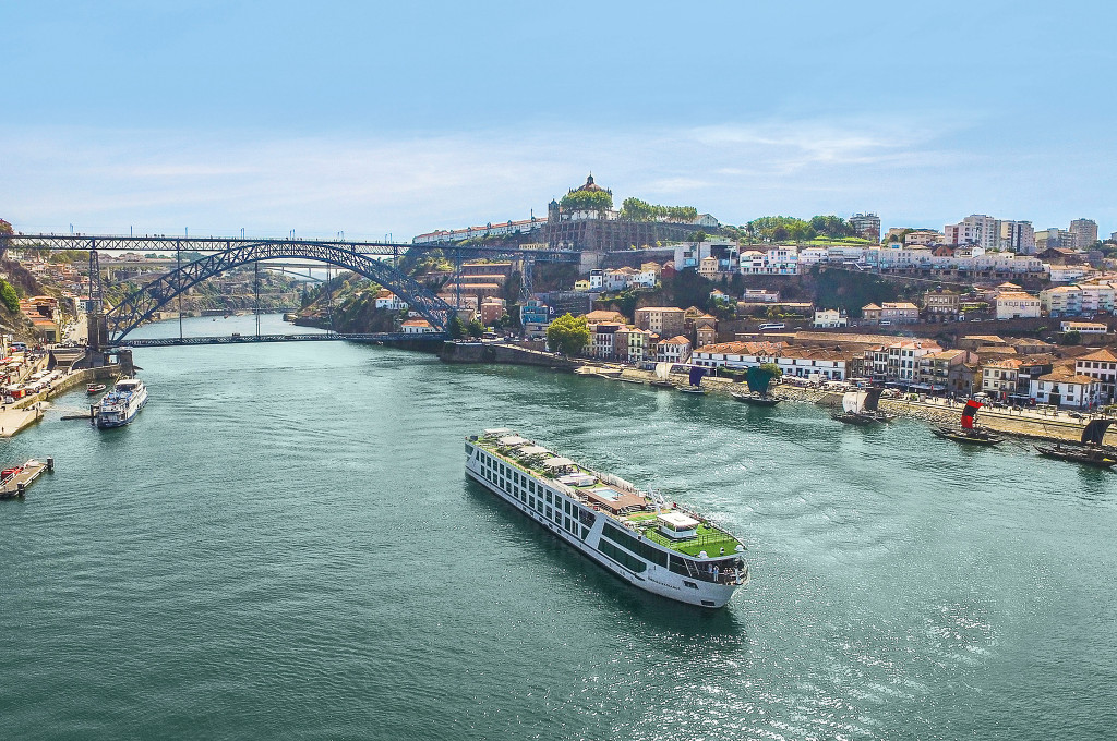 Bild des jeweiligen Schiffs auf dem Wasser