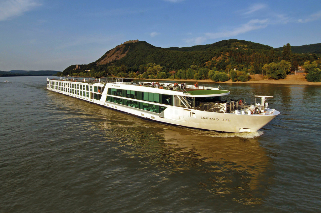 Bild des jeweiligen Schiffs auf dem Wasser