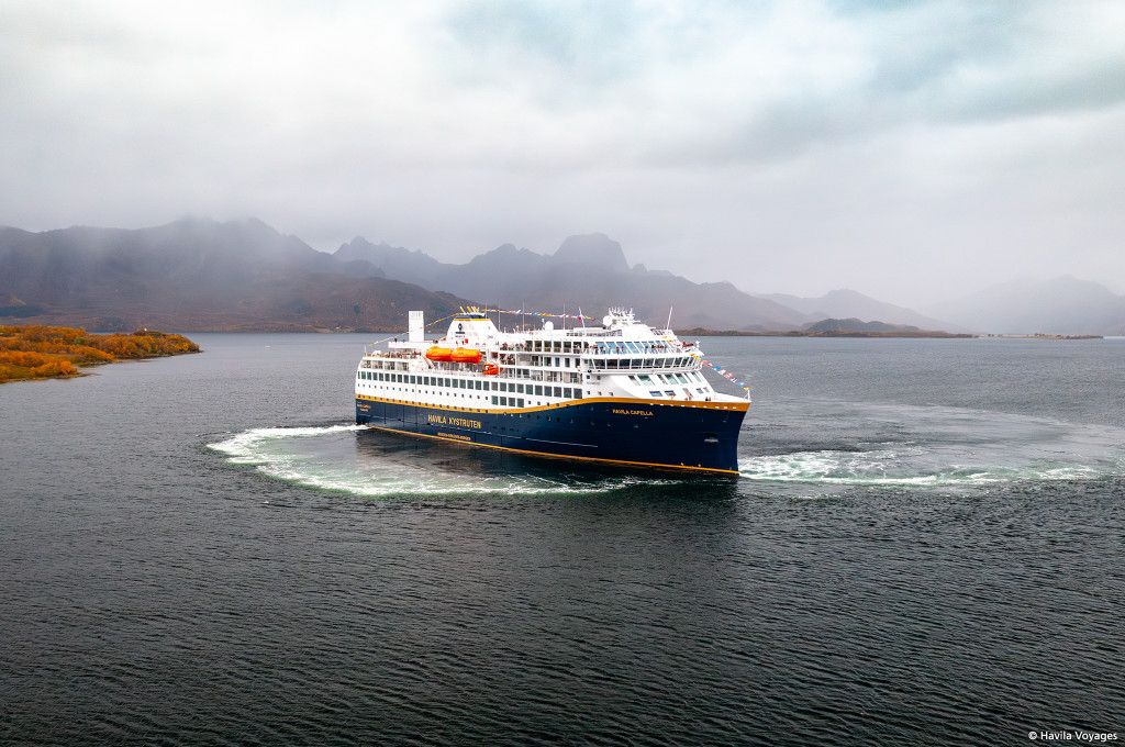 Bild des jeweiligen Schiffs auf dem Wasser