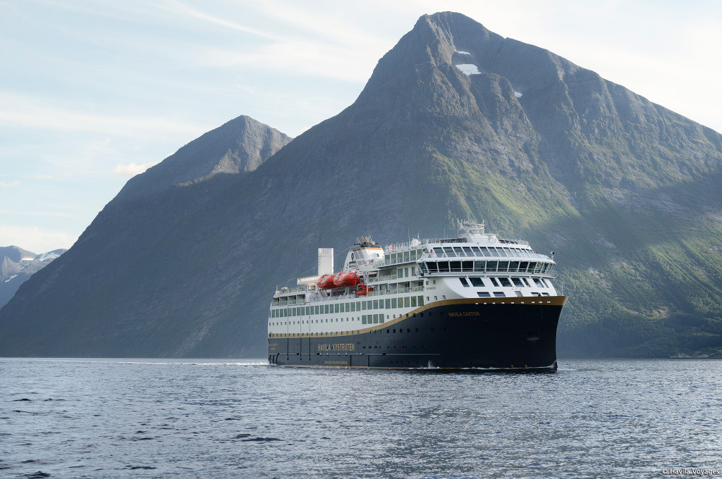 Bild des jeweiligen Schiffs auf dem Wasser