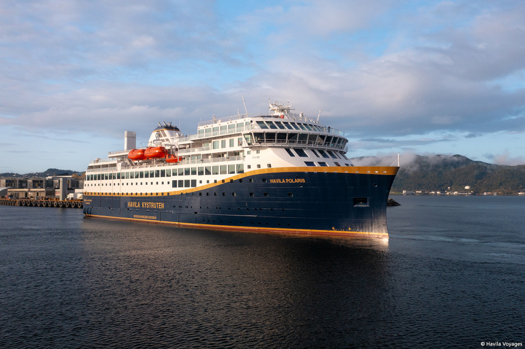 Bild des jeweiligen Schiffs auf dem Wasser