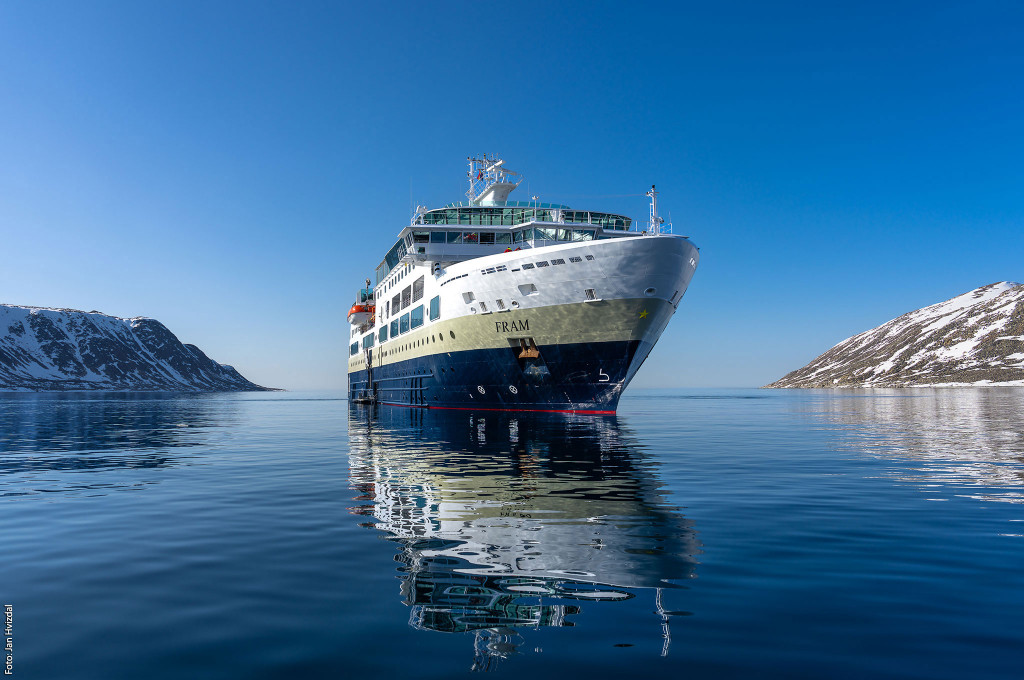 Bild des jeweiligen Schiffs auf dem Wasser