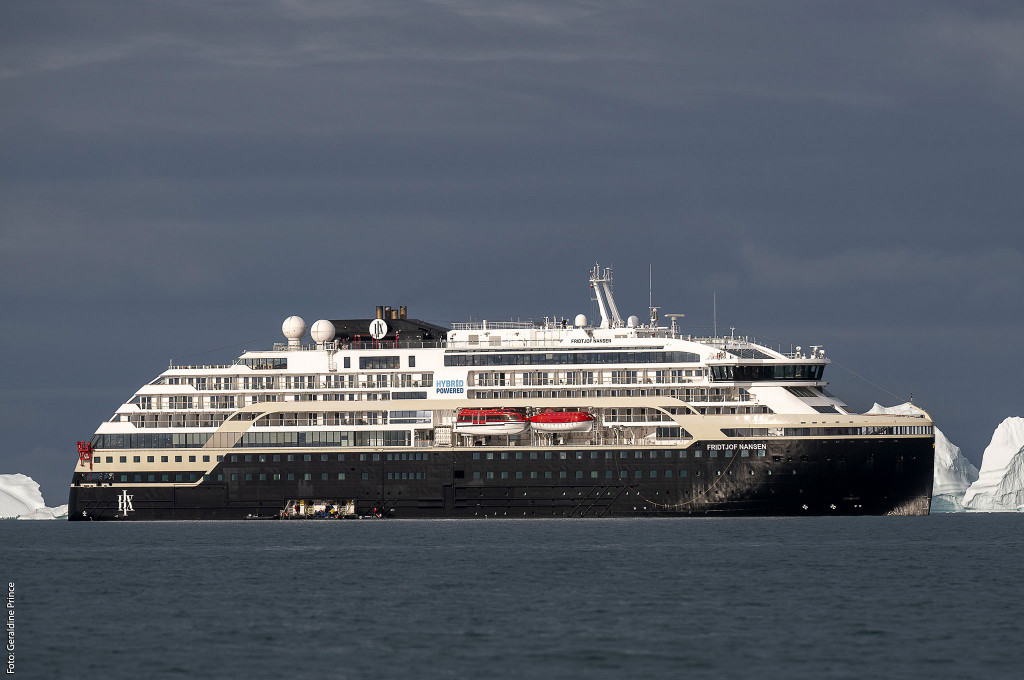 Bild des jeweiligen Schiffs auf dem Wasser