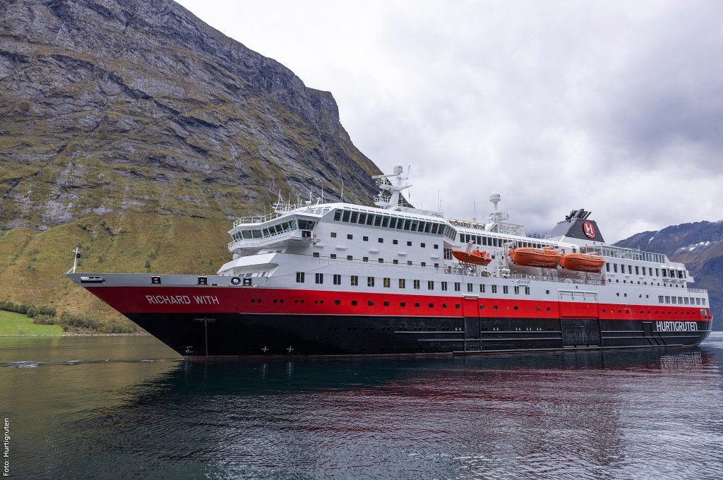 Bild des jeweiligen Schiffs auf dem Wasser