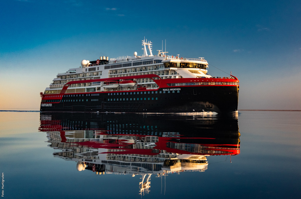 Bild des jeweiligen Schiffs auf dem Wasser