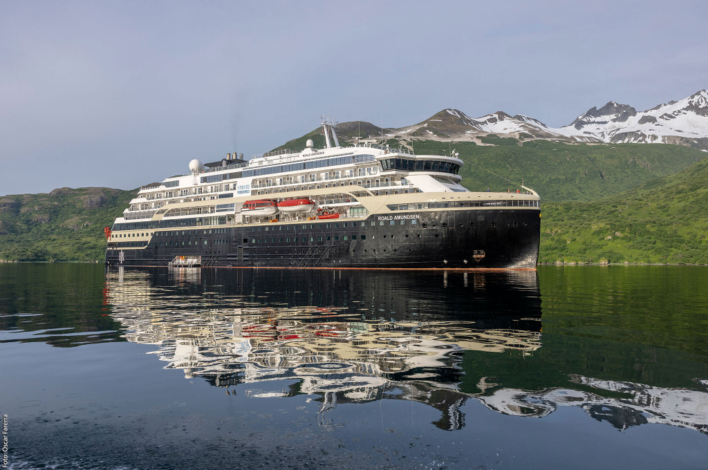 Bild des jeweiligen Schiffs auf dem Wasser