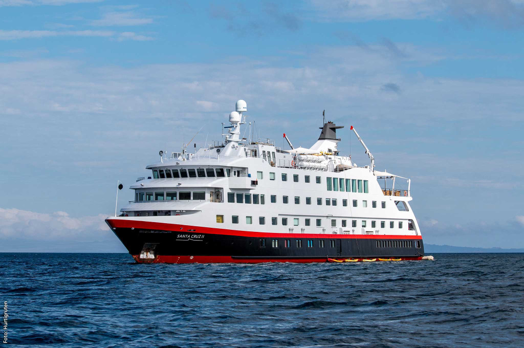 Bild des jeweiligen Schiffs auf dem Wasser