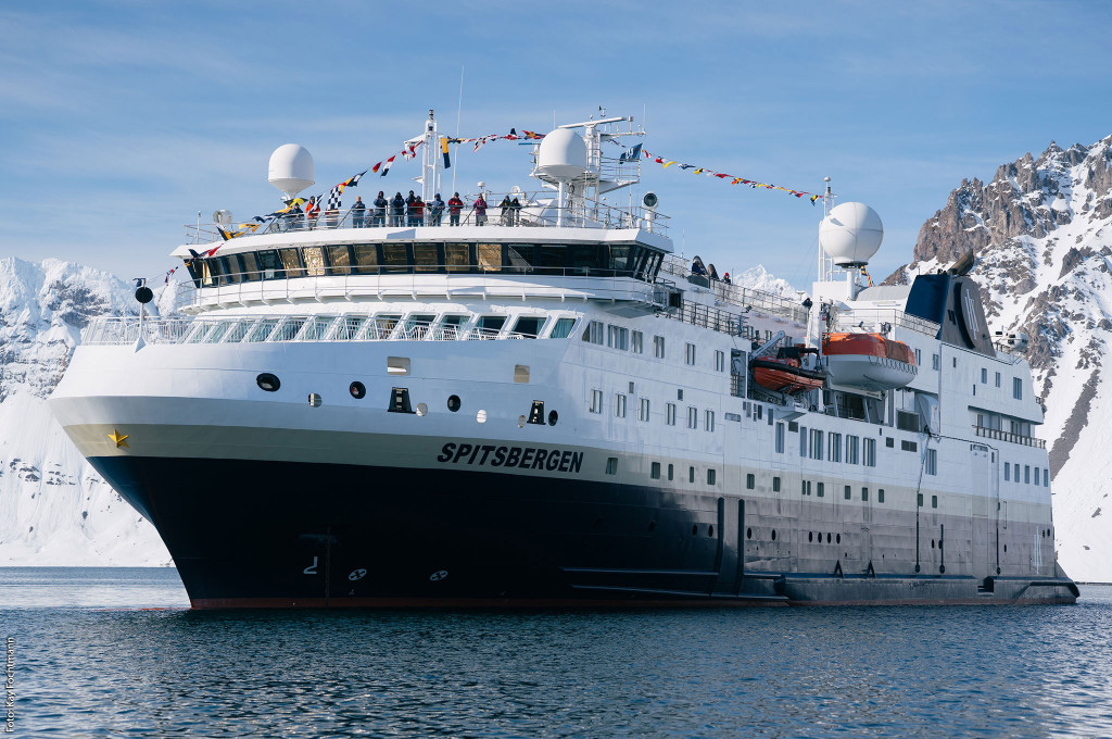 Bild des jeweiligen Schiffs auf dem Wasser