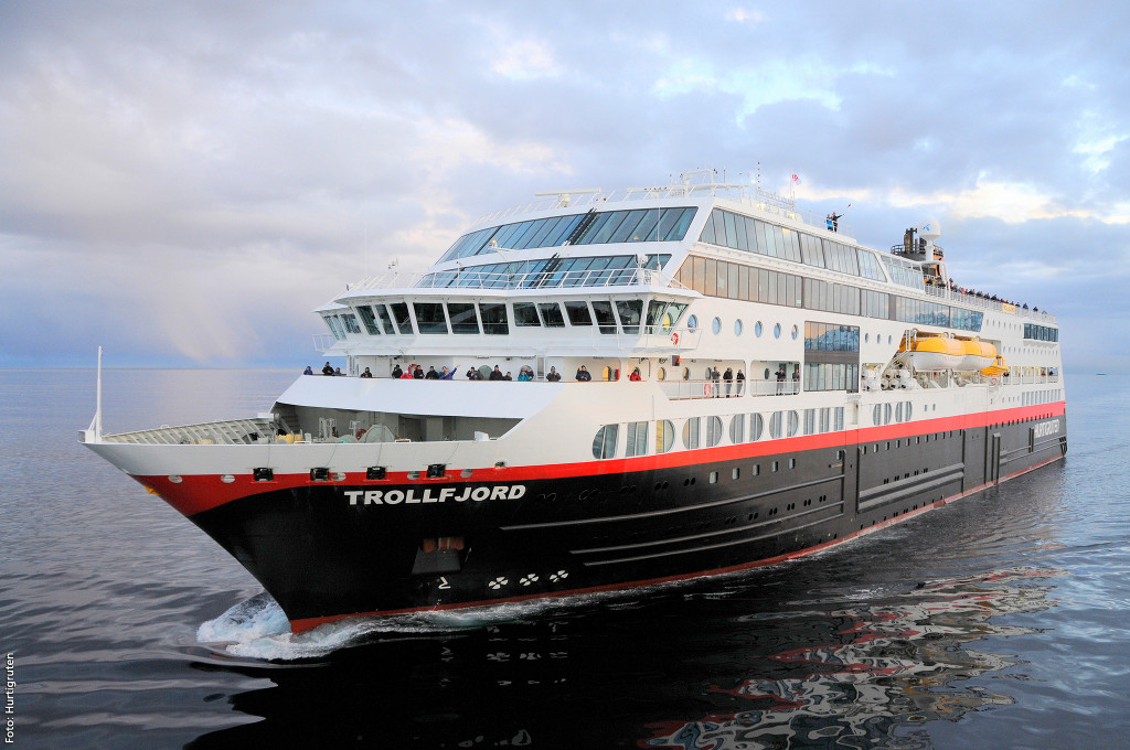 Bild des jeweiligen Schiffs auf dem Wasser