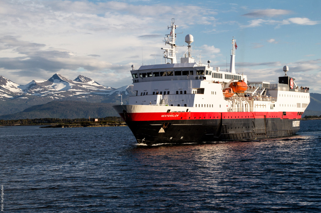 Bild des jeweiligen Schiffs auf dem Wasser