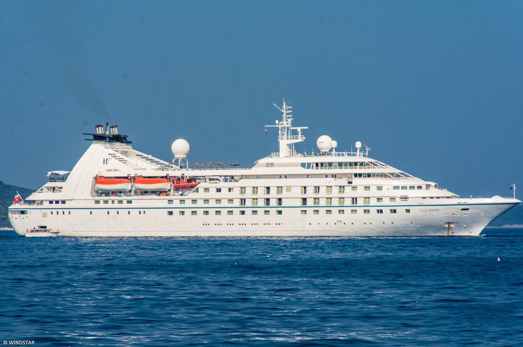 Bild des jeweiligen Schiffs auf dem Wasser