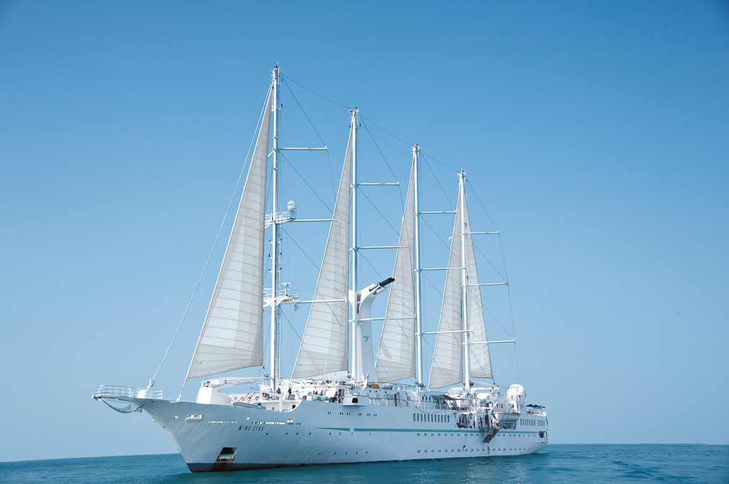 Bild des jeweiligen Schiffs auf dem Wasser