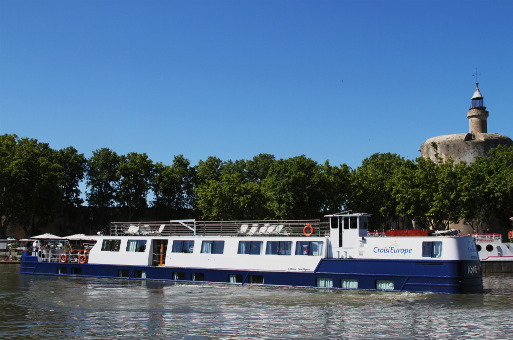 Bild des jeweiligen Schiffs auf dem Wasser