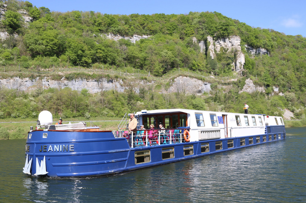 Bild des jeweiligen Schiffs auf dem Wasser