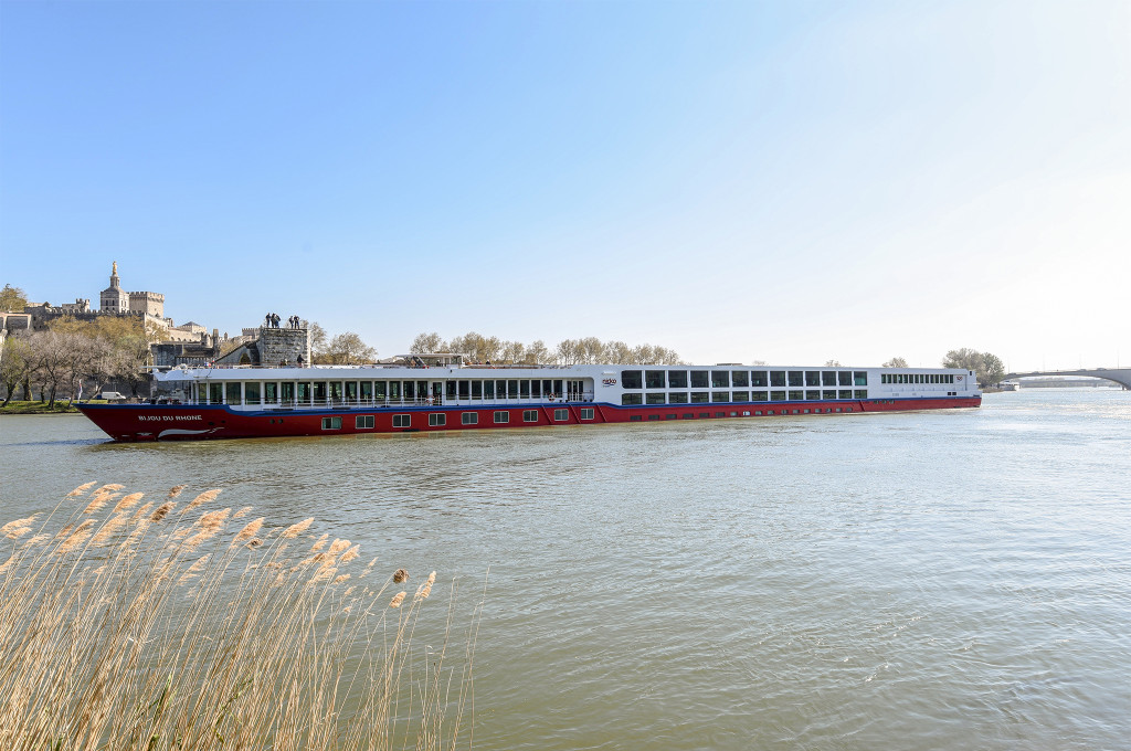 Bild des jeweiligen Schiffs auf dem Wasser